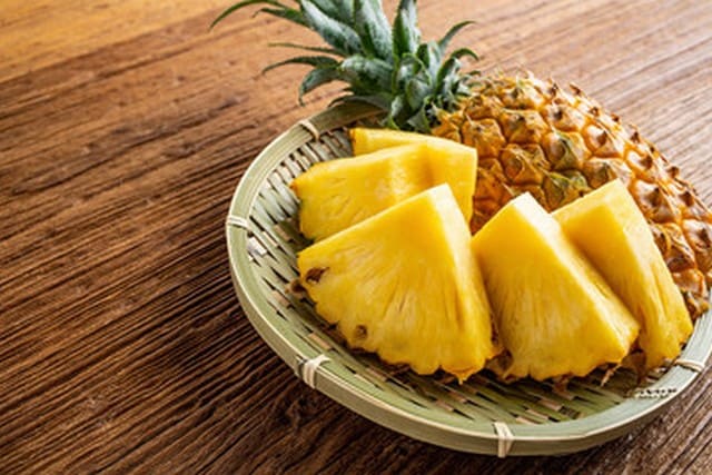 Recettes de cuisine ANANAS SURPRISE AU CHAMPAGNE